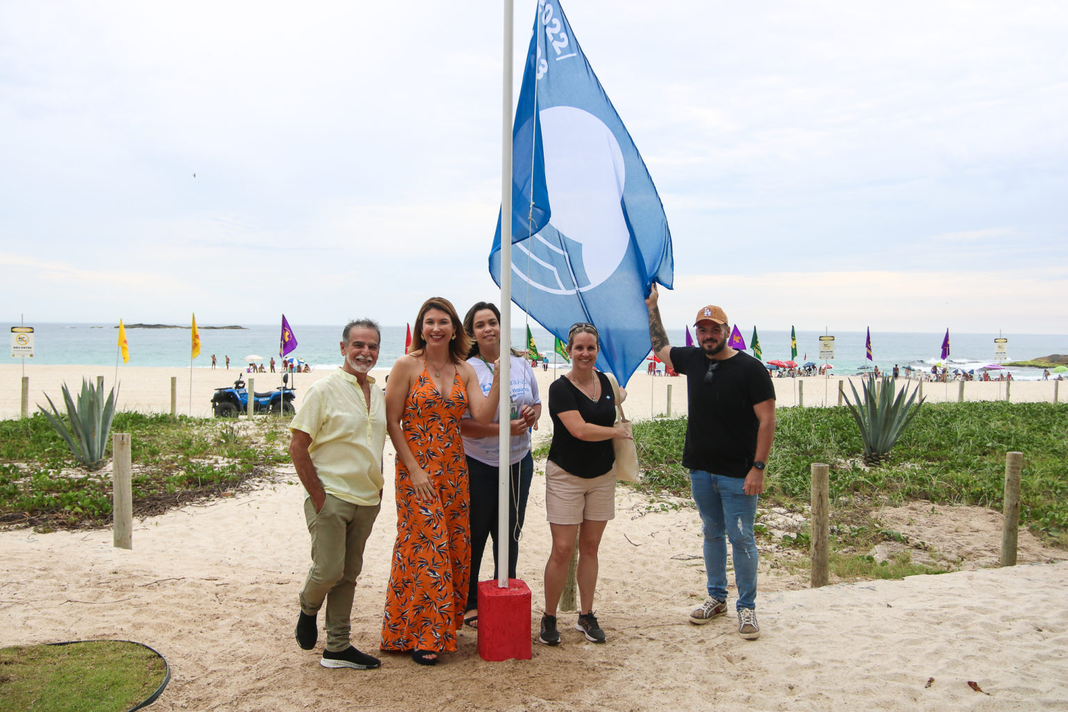 Bandeira Azul Hasteada Na Praia De Ita Na Prefeitura De Saquarema